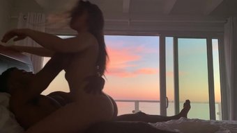 Göğüslü Sarışın Plajda Anal Olarak Beceriliyor