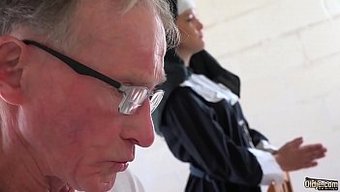 Genç, Masum Bir Kız, Dini Bir Ortamda Yaşlı Bir Adamla Cinselliğini Keşfediyor