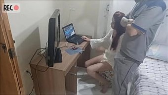 Masum Genç, Gizli Kamera Kurulumunda Sapık Bir Tamirciyle Karşılaşıyor.