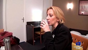Büyük Göğüslü Milf, Kıçına Bir Yarrak Istiyor
