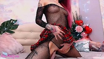 Amatör Bebek, Web Kamerası Videosunda Derin Boğaz Ve Dildo Üzerinde Sürmekten Keyif Alıyor