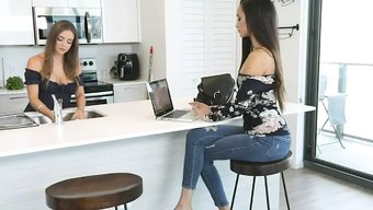 Anal Seven Lezbiyenler, Ev Yapımı Bir Videoda Koruyucu Oğullarıyla Vahşi Bir Üçlüye Dalarlar