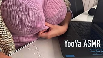 Seksi Üvey Anne Üvey Oğlunu Ofiste Baştan Çıkarıyor, Doğal Büyük Göğüslerini Sergiliyor Ve Ona El Işi Yapıyor