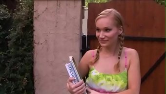 Üniversiteli Fahişe Katie Ray, Bahçıvanı Tarafından Götünden Sikiliyor.