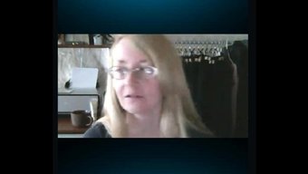 Gösterişli Sergici Kadın Skype'De Göğüslerini Sergiliyor Ve Tahrik Ediyor