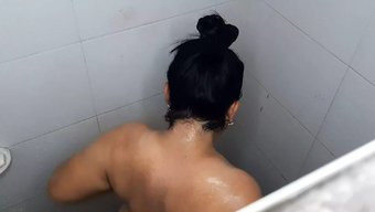 Genç Bir Karının Büyük Doğal Göğüsleri Sıcak Bir Duş Videosunda Sergileniyor