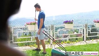 Büyük Doğal Göğüsler Ve Siyah Popolar Pencerede Video Izliyor