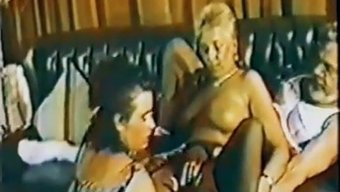 Genç (18+) Effie Balconi, Üvey Babası Ve Annesi Tarafından Üçlüde Sikişiyor