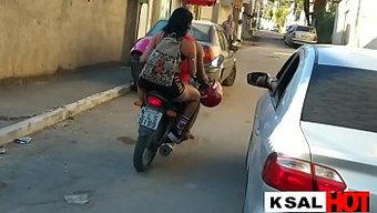 Brezilyalı Esmer Ve Arkadaşları Toplumda Sert Seksle Dolu Vahşi Bir Gece Geçiriyorlar