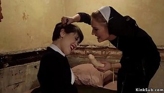 Yaramaz Esmer, Bdsm Videosunda Lezbiyen Bir Rahibeye Anal Yalama Yapıyor