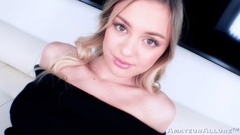 Büyük Doğal Göğüslü Bebek Amber Moore Parmaklanıyor Ve Sikişiyor