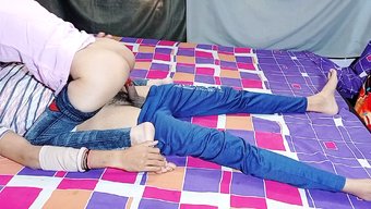 Desi Kız, Ev Sahibinin Oğlu Tarafından Cowgirl Pozisyonunda Sert Bir Şekilde Beceriliyor