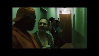 Rus Milf, Sert Bir Grup Seks Sahnesinde Sağılır