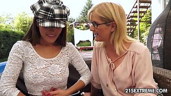 Genç Ve Olgun Lezbiyenler, Tutkulu Bir Karşılaşmada Birbirlerinin Vücutlarını Keşfediyor.