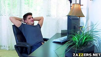 Parker Swayze'Nin Sarışın Milf Partneri, Devasa Bir Şaftta Yoğun Bir Oral Performans Sergiliyor