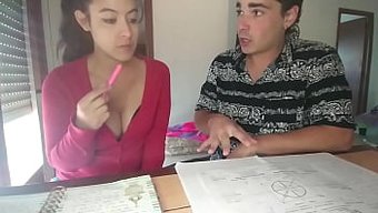 Üniversite Öğrencisi Sıcak Bir Sikiş Seansında Poposunu Sallıyor
