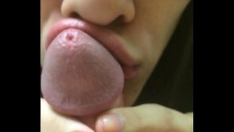Gergin Genç Aday, Kanepede Salyalı Bir Oral Seçme Yapıyor.