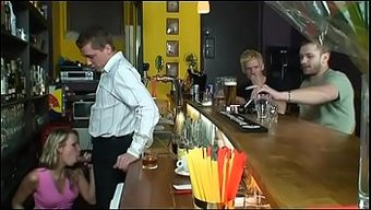 Italyan Milf Ve Genç Kız Restoranda Ev Yapımı Seks Yapıyor