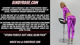 Amatör Sindy Rose Büyük Bir Anal Oyuncakla Beceriliyor