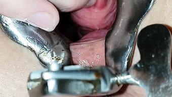Seksi Kız, Idrar Deliğiyle Oynayarak Kendini Zevke Getiriyor