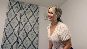 Sıcak Bir Videoda Sıcak Bir Üvey Annenin Göğüslerine Boşalma