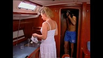 Seksi Çift Tekne Üzerinde Sert Anal Seksin Tadını Çıkarıyor