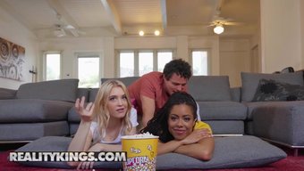Anastasia Knight Ve Kira Noir, Dick Ile Üçlüden Keyif Alıyorlar