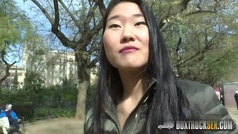 Göğüslü Bebek Katana, Sıcak Sicilia Ile Sürpriz Bir Halka Açık Lezbiyen Karşılaşması Yaşıyor