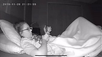Genç Kız, Gerçek Gizli Kamera Videosunda Orgazma Ulaşmak Için Mücadele Ediyor