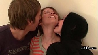Amatör Adam, Genç Kadını Bdsm Oyununa Seks Oyuncaklarıyla Ikna Ediyor