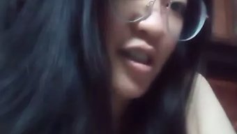Asyalı Genç (18+) Evde Yalnız Başına Yaramazlık Yapıyor
