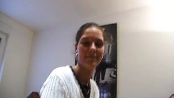 Genç Sarışın Genç Vücudunu Keşfediyor Ve Orgazm Oluyor