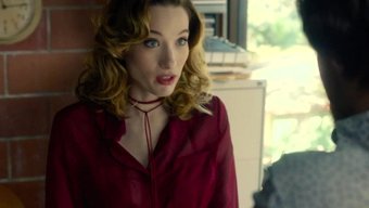 Sophie Lowe'Un Doğal Güzelliği Tek Başına Bir Videoda
