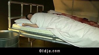 Genç Sarah, Yaşlı Bir Adam Tarafından Kaşıklanıyor