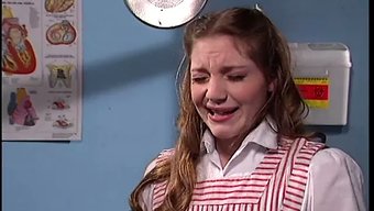 Genç Kız Tıbbi Ortamda Yaşlı Bir Adama Oral Seks Yapıyor