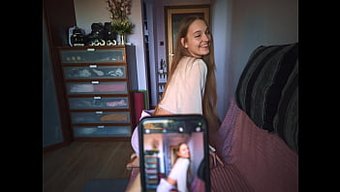Güzel Üvey Kız Kardeş, Erkek Arkadaşı Için Erotik Fotoğraflar Konusunda Bana Yardımcı Oluyor.