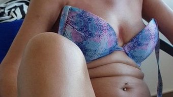 Ince Karısı Balkonda Kışkırtıyor Ve Mastürbasyon Yapıyor