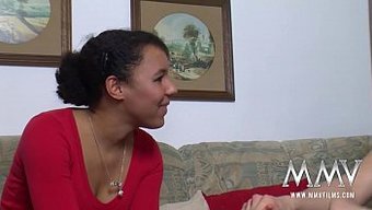 Esmer Genç Kız Mmv Films Videosunda Oral Seks Yapıyor Ve Arkadan Alıyor