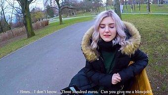 Sevimli Genç Kız, Aşırı Pov Bir Videoda Sakso Için Ödeme Alıyor Ve Spermi Yutuyor