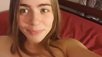 Awesomekate'In Tüylü Amı Sıcak Bir Videoda Sikişiyor