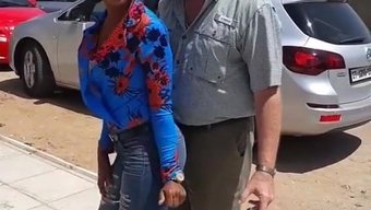 Üvey Baba Ve Siyah Tenli Genç Kenya'Da Eğleniyorlar
