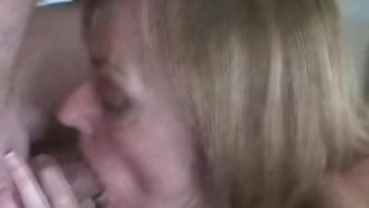 Olgun Ev Kadını Amatör Videoda Porno Yıldızı Olma Fantezisini Gerçekleştiriyor