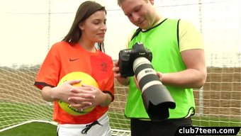 Genç Bir Futbolcunun Profesyonel Bir Fotoğrafçıyla Spor Çekiminin Setinde Sıcak Sahnesi.