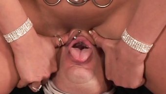 Büyük Göğüslü Milf, Naughty Niches Için Yavaş Yavaş Tahrik Ediyor.