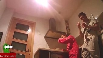 Azgın Çift Bu Amatör Videoda Hızlı Bir Sikiş Seansı Geçiriyor