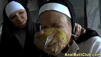 Büyük Popolu Ve Açıklıklı Lezbiyen Anal Oyunu