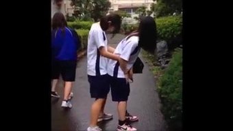 Japon Kızlar Ayakta Ve Eğiliyorlar