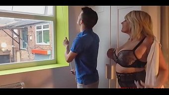 Olgun Üvey Anne, Üvey Oğluyla Videoda Yakalanıyor