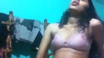 Hintli Genç Kız Mastürbasyon Yapıyor Ve Sıkı Amını Gösteriyor