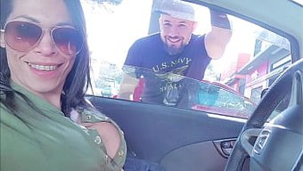Milf Porno Yıldızı, Uber Yolcusuna Duygusal Bir Masaj Yapıyor